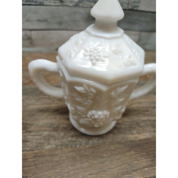 WESTMORELAND VINTAGE SUGAR BOWL & CREAMER Raised PANELED GRAPE WHITE MILK GLASS - Picture 2 of 10